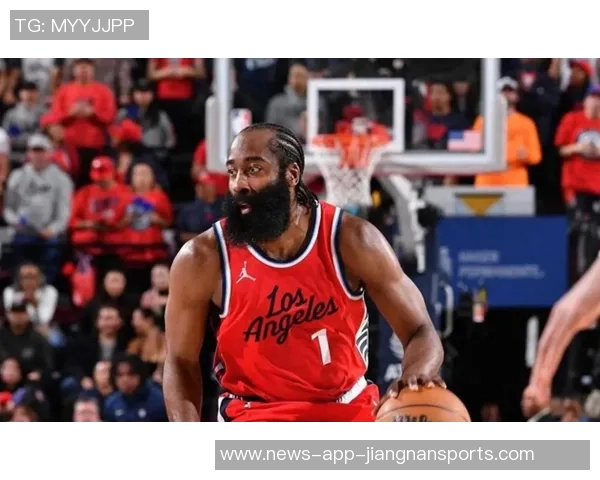 哈登半场表现低迷仅得1分却送出10次助攻展现团队精神 哈登半场表现低迷仅得1分却送出10次助攻展现团队精神